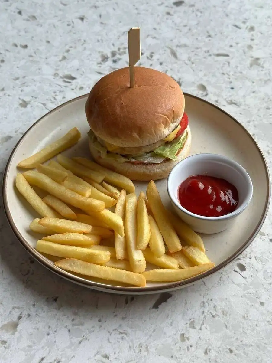 Чикен бургер с картошкой фри