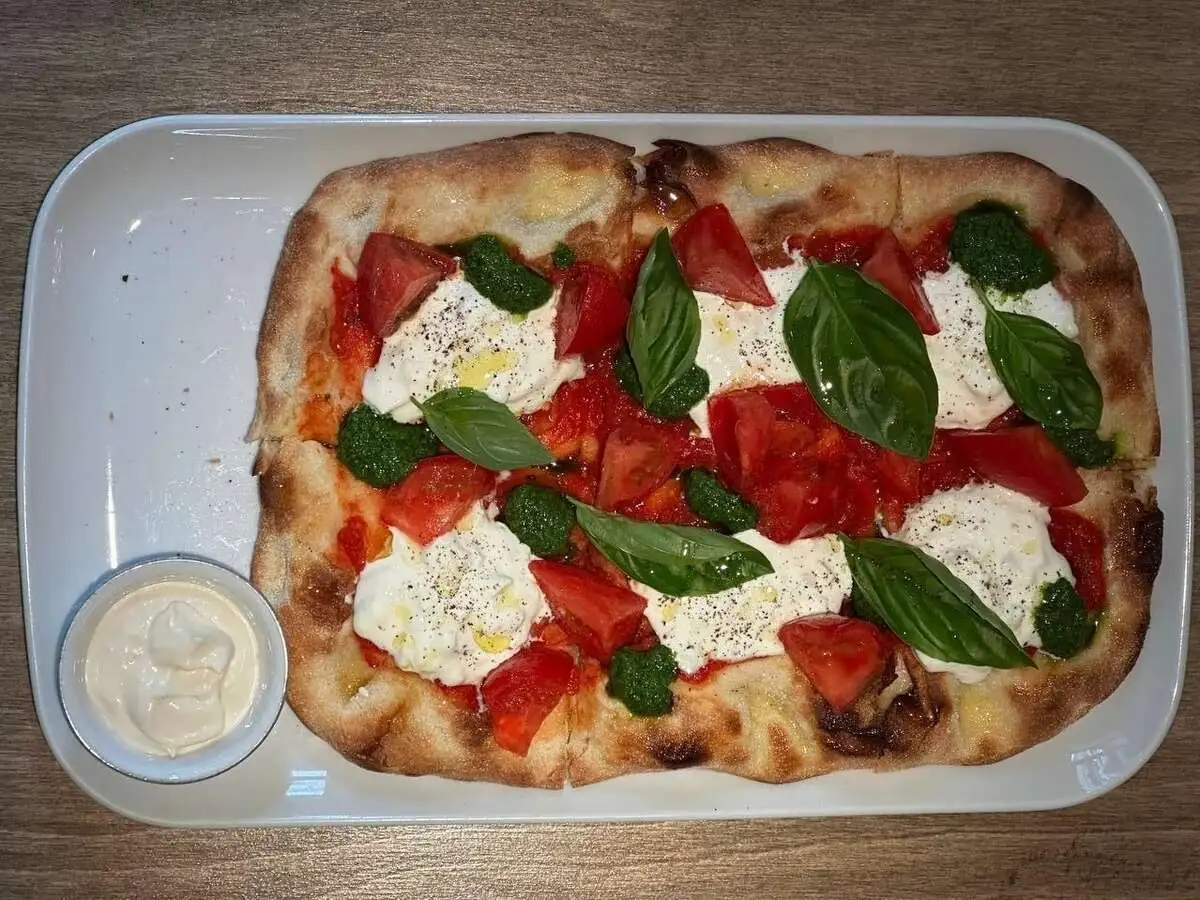 Пицца со свежими томатами, стачателлой и соусом песто