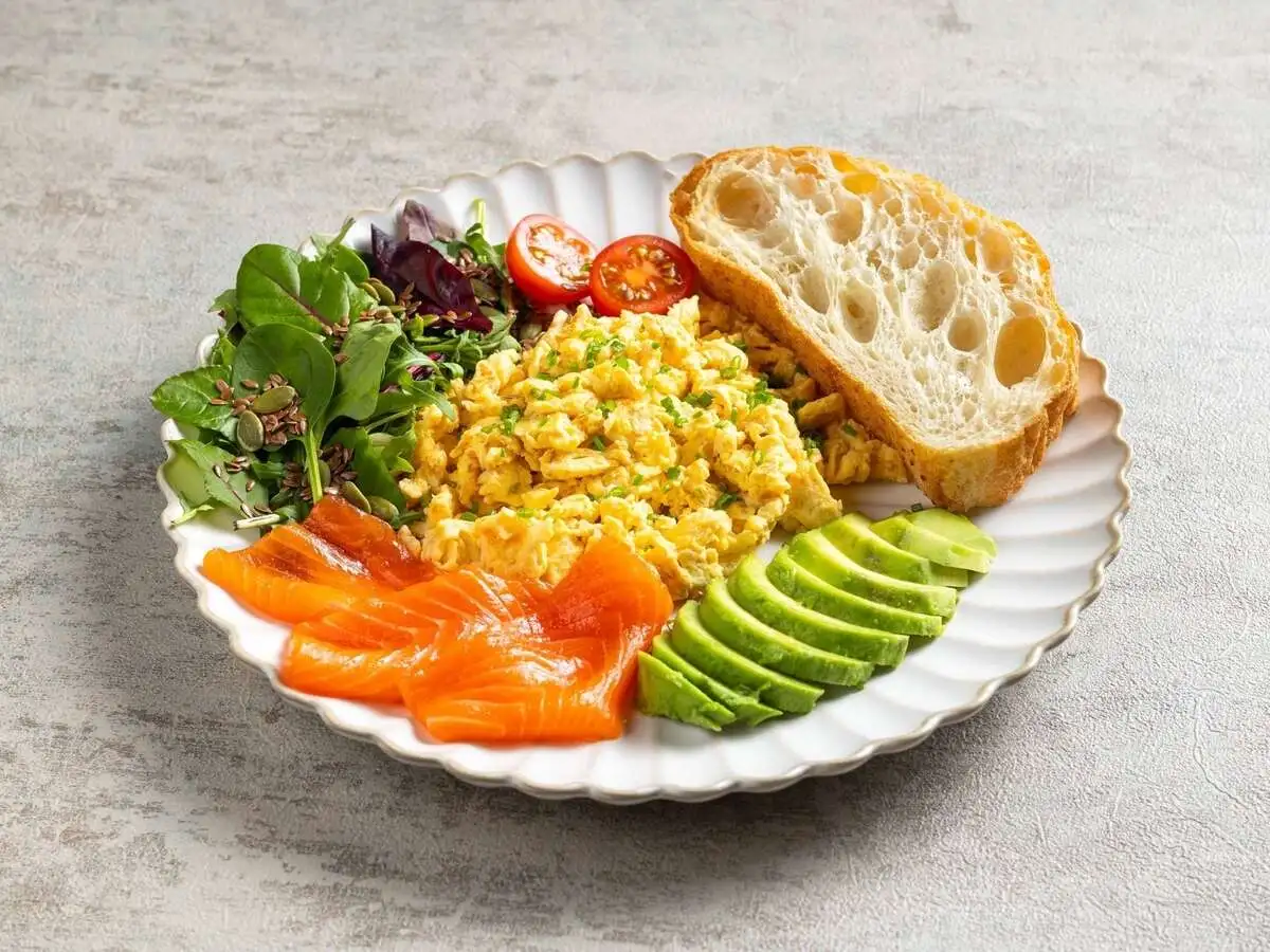 Фирменный завтрак с лососем