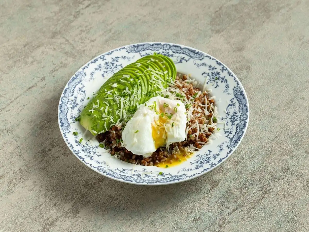 Гречневая каша с пармезаном, авокадо, и яйцом пашот 