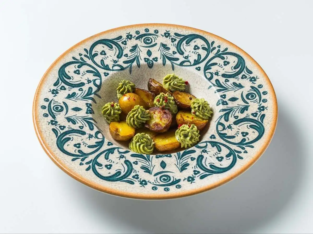 Беби-картофель с гуакамоле