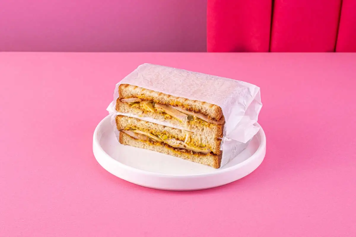 Сэндвич с курицей на бриоши