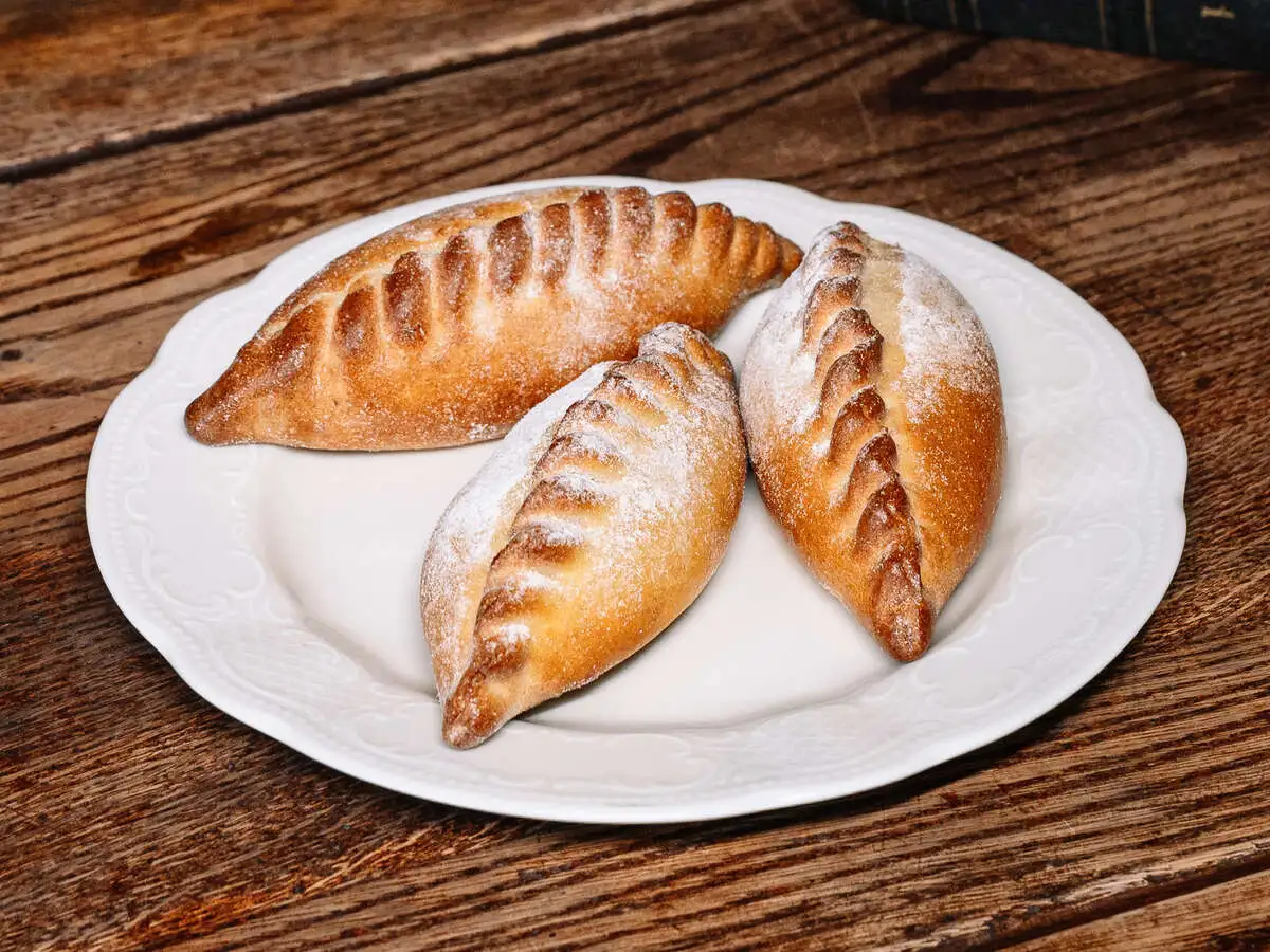 Пирожок с брусникой