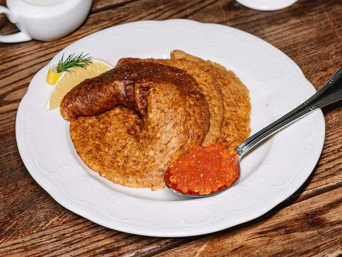 Икра камчатского лосося с блинами из гречневой крупы