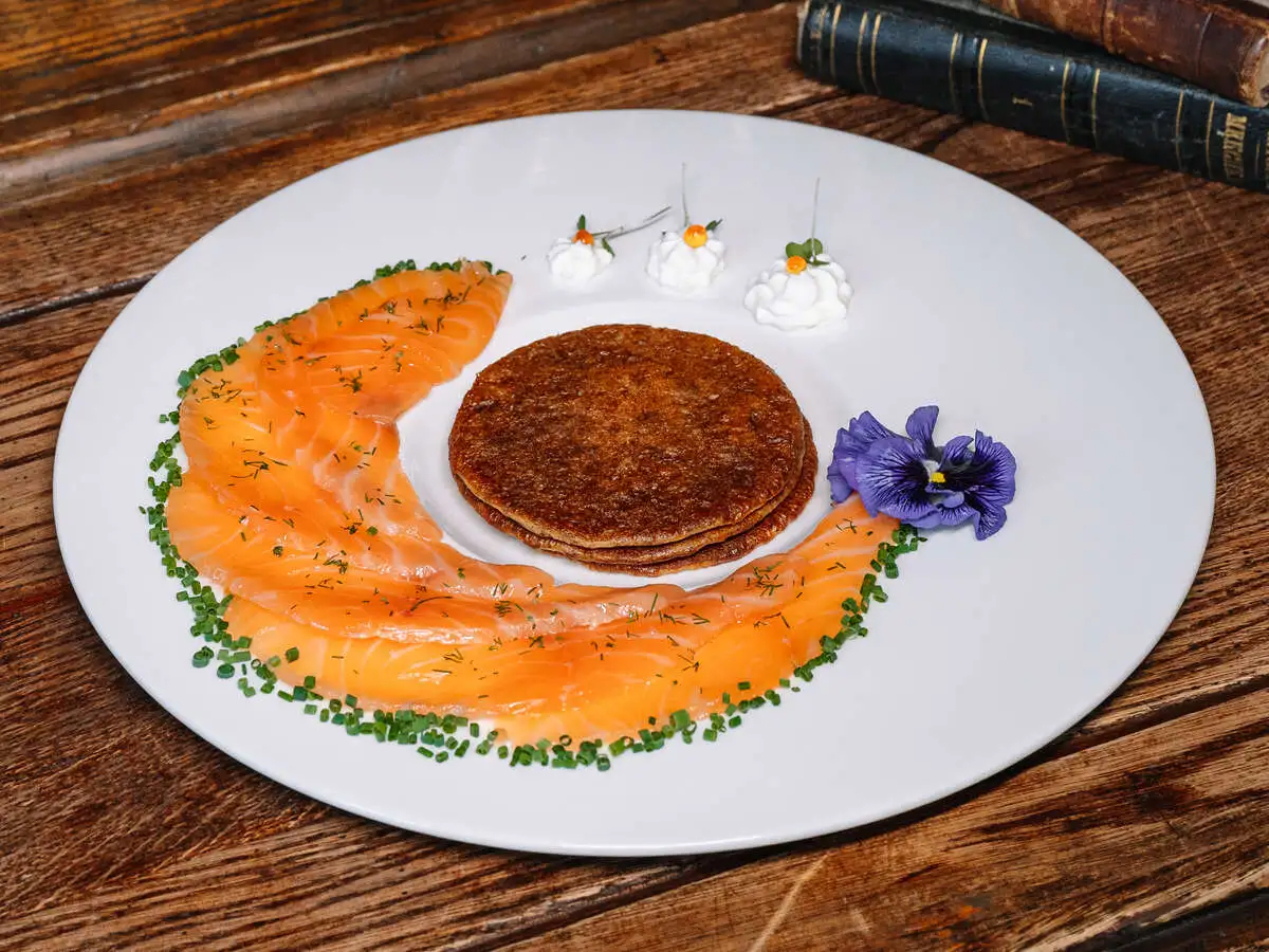 Сёмга малосольная со ржаными блинами