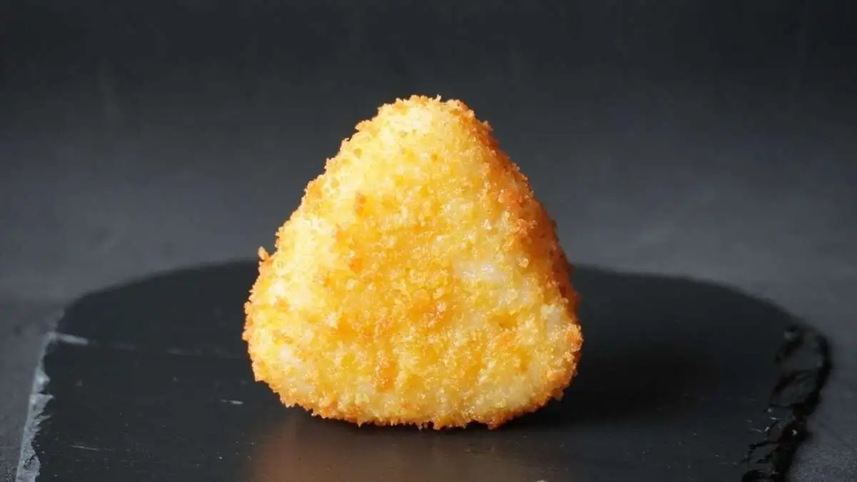 Онигири с курицей жареный