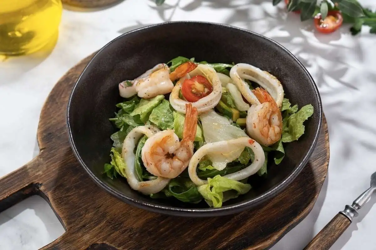 Салат с креветками и кальмаром