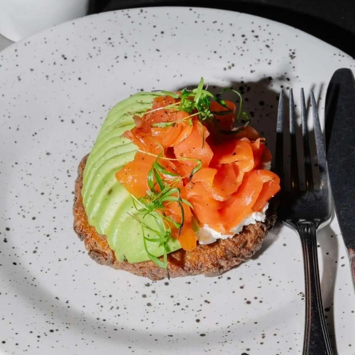 Авокадо тост с лососем на хэшбрауне из осенних овощей