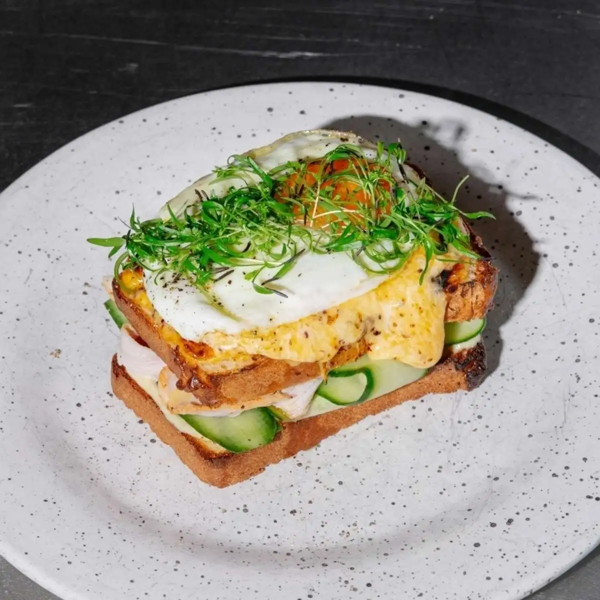 Крок мадам на бриоши с индейкой су-вид и микс-салатом