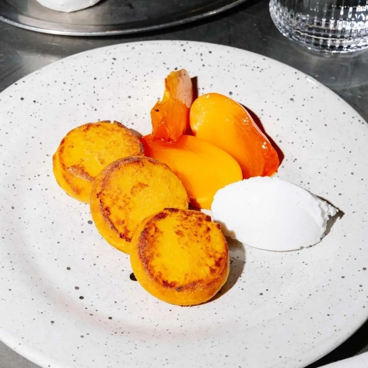 Сырники из батата и козьего творога с персиком