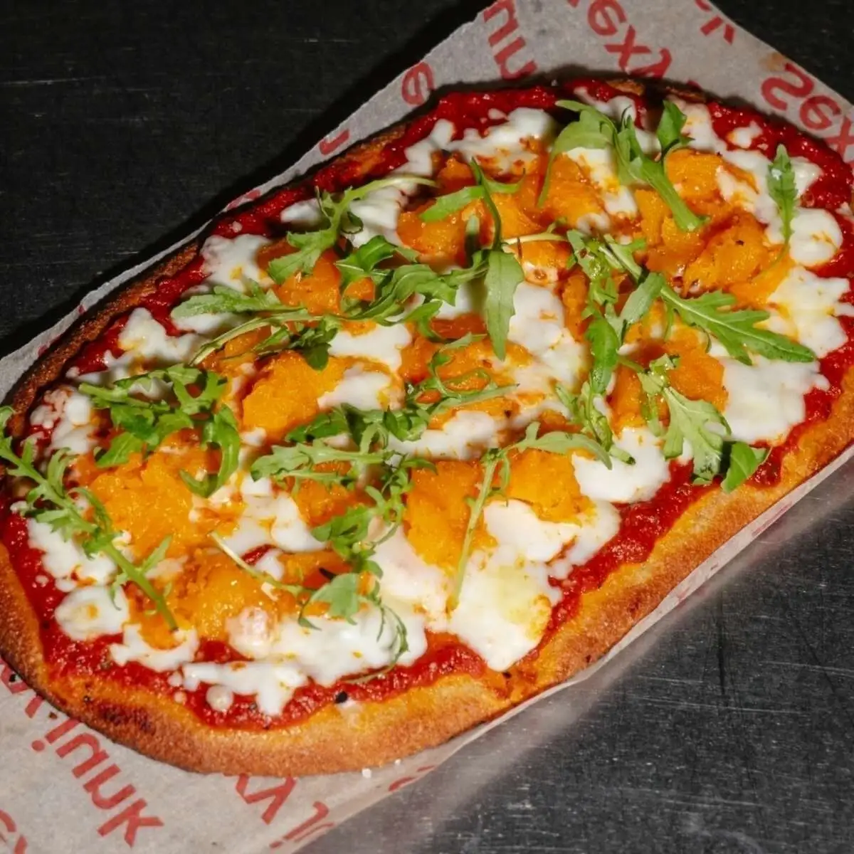 Кето-пицца с пряной тыквой и козьим сыром