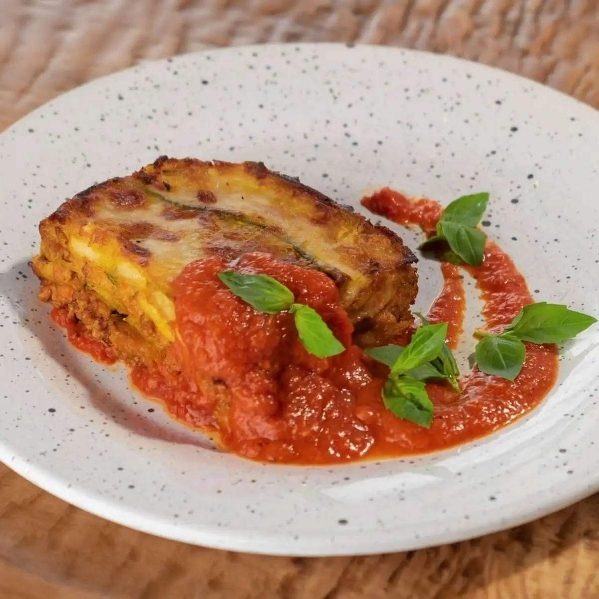 Лазанья из слайсов цукини с индейкой под соусом наполи