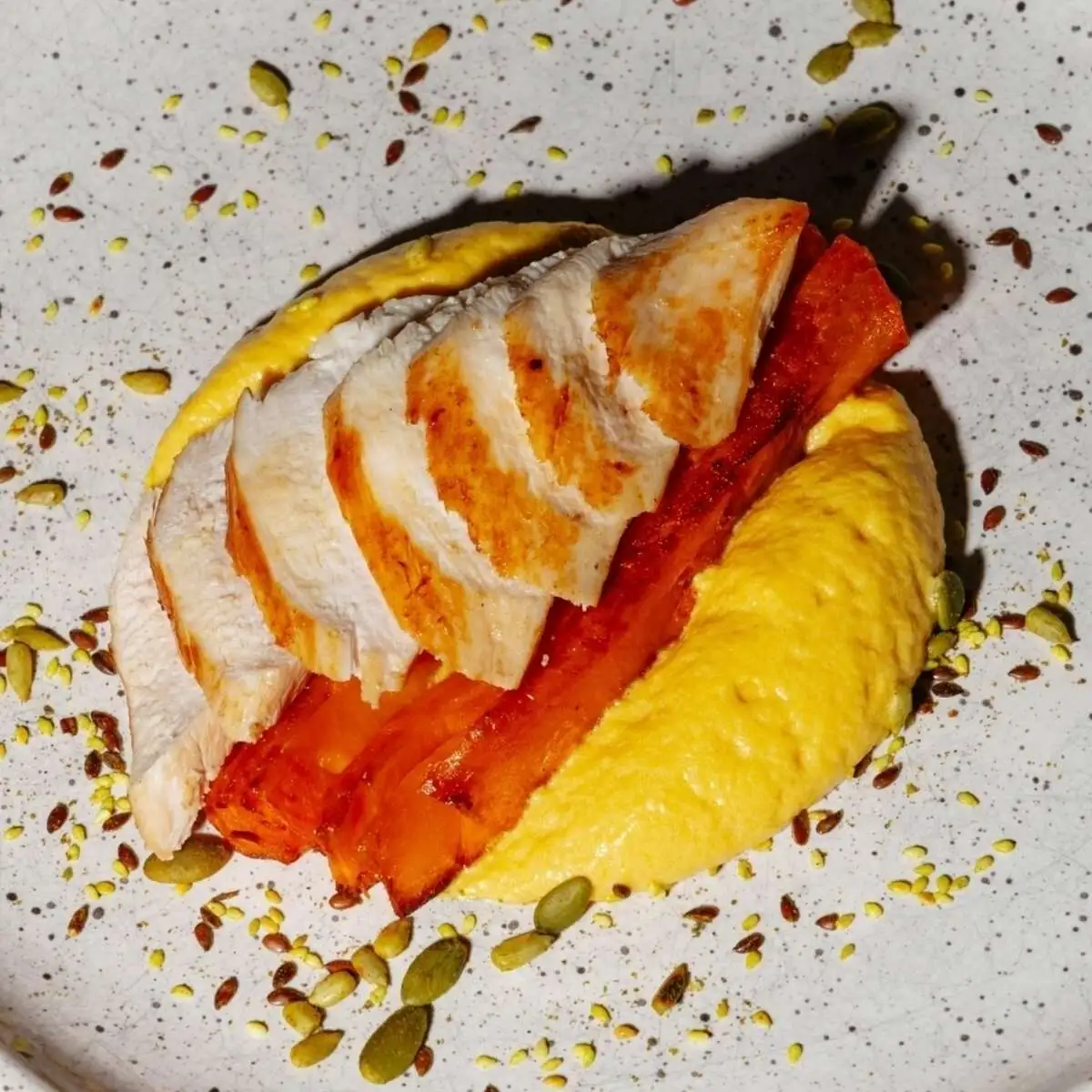 Фермерская куриная грудка с гратеном из батата и пряным муссом из тыквы