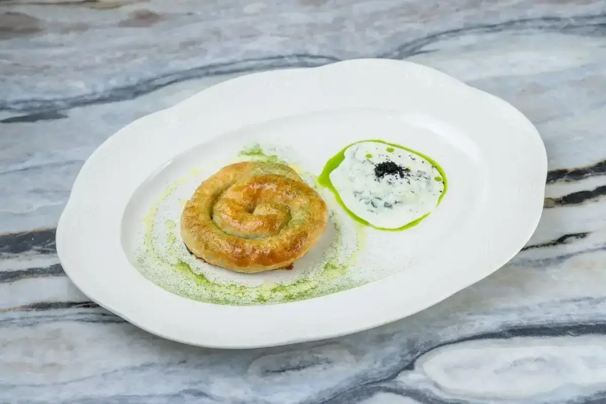 Слоеная улитка со шпинатом и соусом Дзадзики