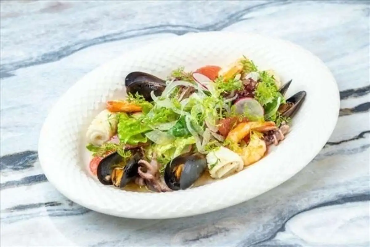 Мини осьминоги, креветки, кальмары, мидии с фенхелем и грейпфрутом