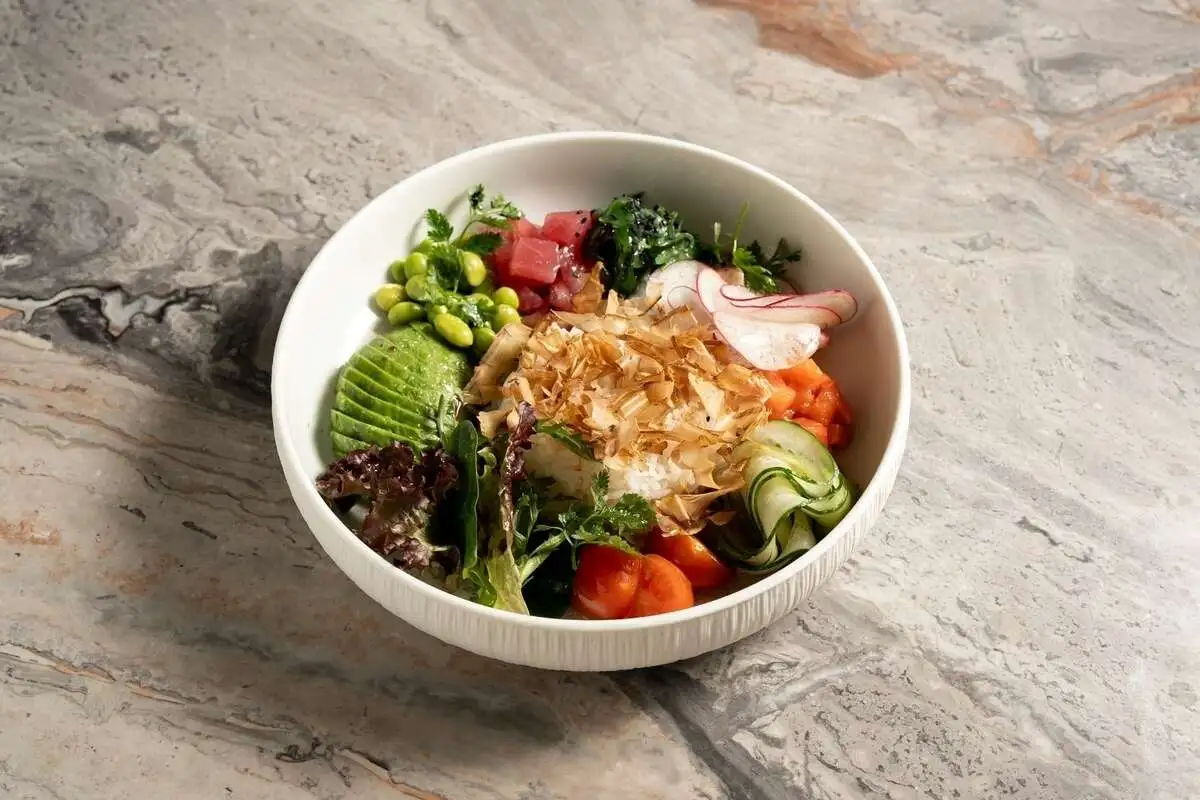 Боул с тунцом, форелью, авокадо, водорослями вакаме, овощами и рисом 