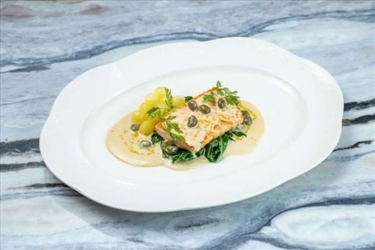 Палтус с картофельным кремом и зелеными овощами