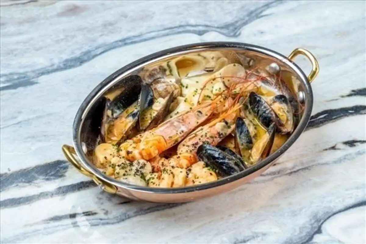 Сковорода с креветками, кальмарами, лангустинами, мидиями и вонголе