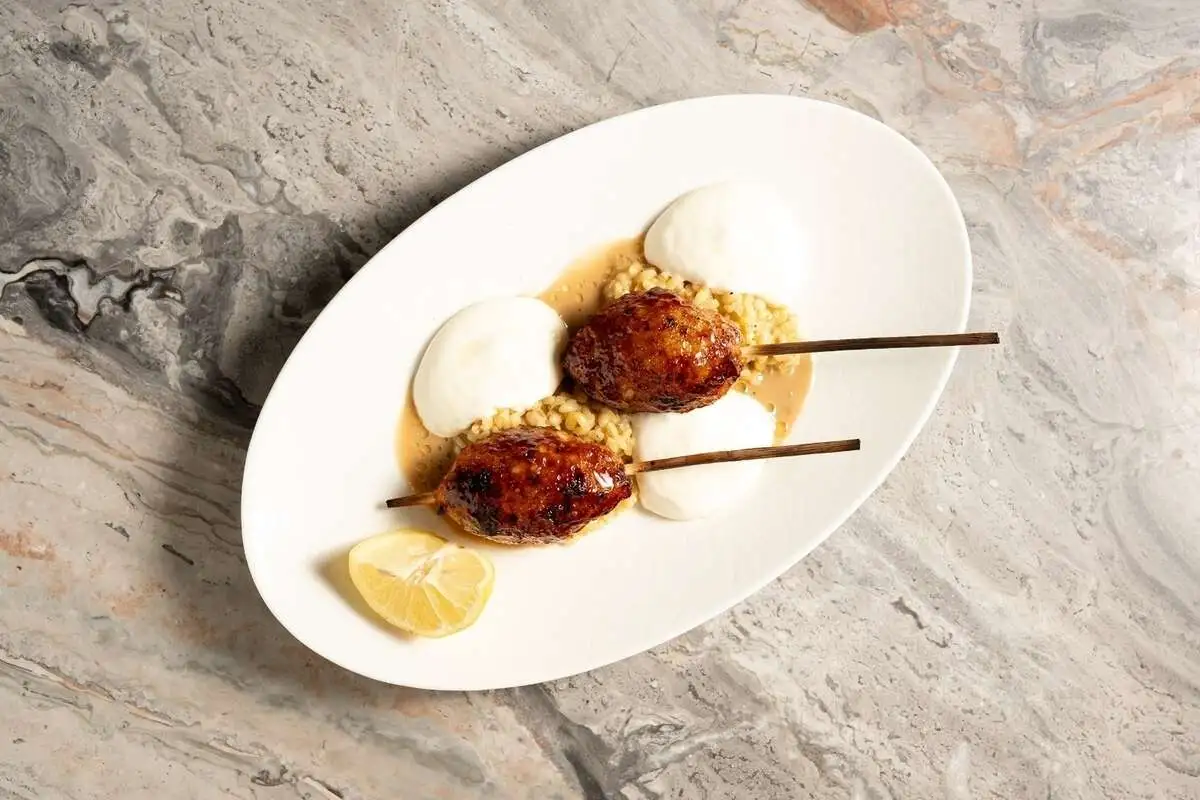 Кебаб из креветок, осьминога и краба с булгуром и мусса из пармезана 