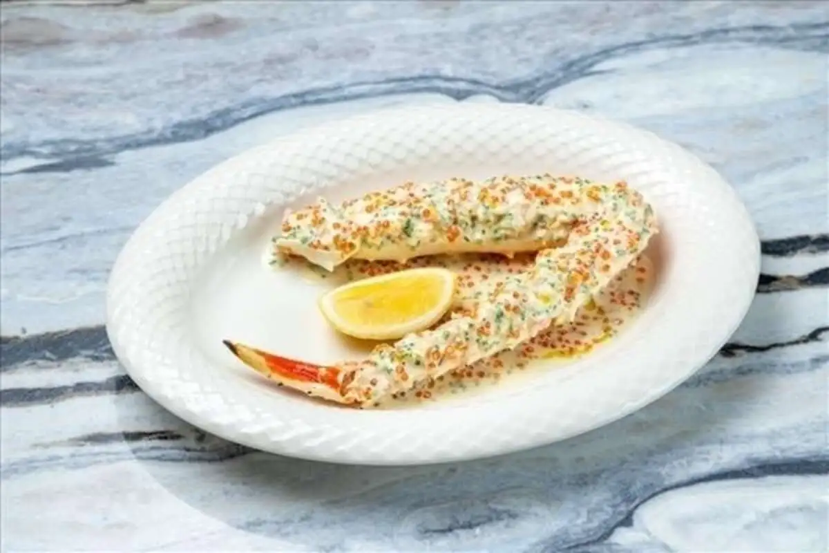 Фаршированная фаланга камчатского краба с икрой и сливочным соусом