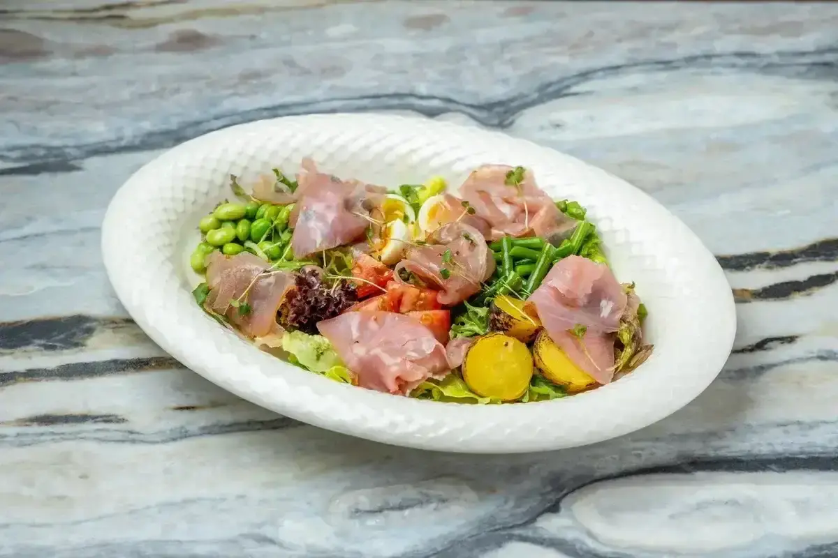 Нисуаз с тунцом холодного копчения и медово-горчичной заправкой