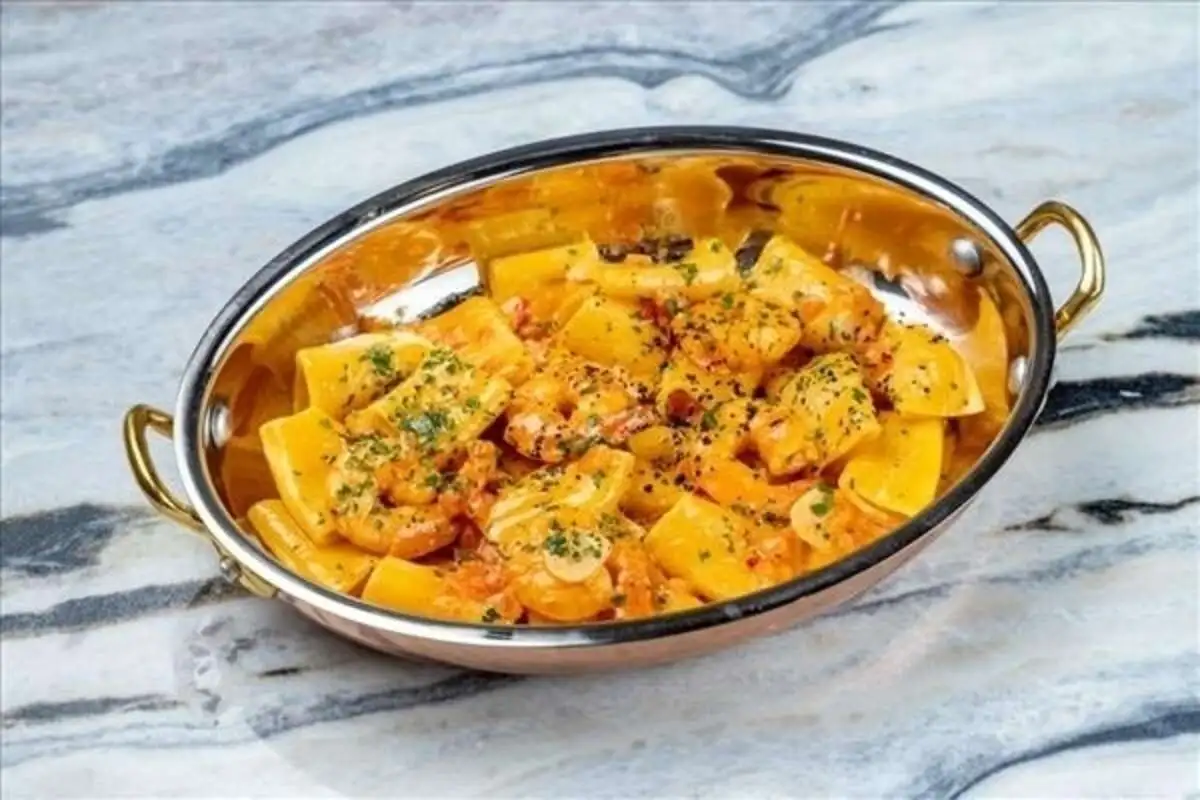 Казаречче с креветками в соусе из печеного перца