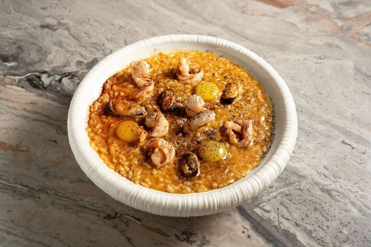 Ризотто с креветками, мидиями и соусом Биск 