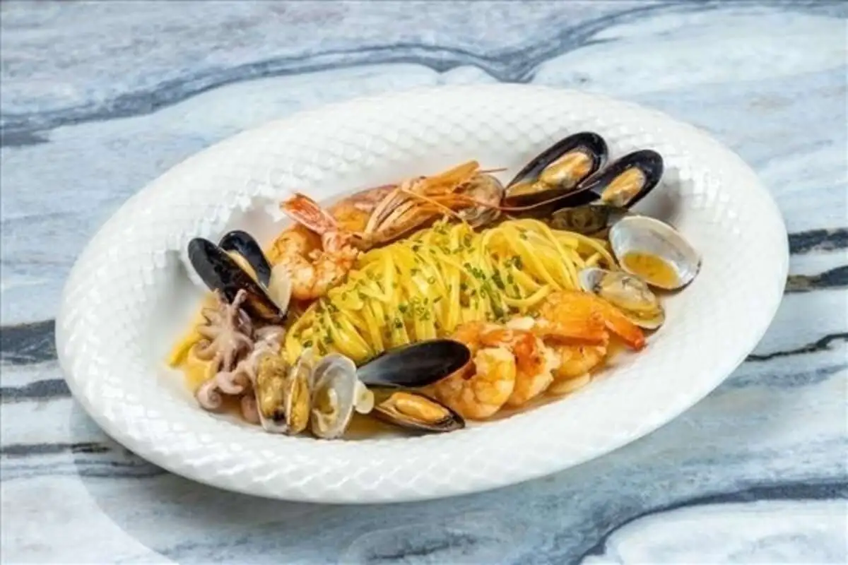 Лингвинни с мини-осьминогами, креветками, кальмарами, вонголе и мидиями