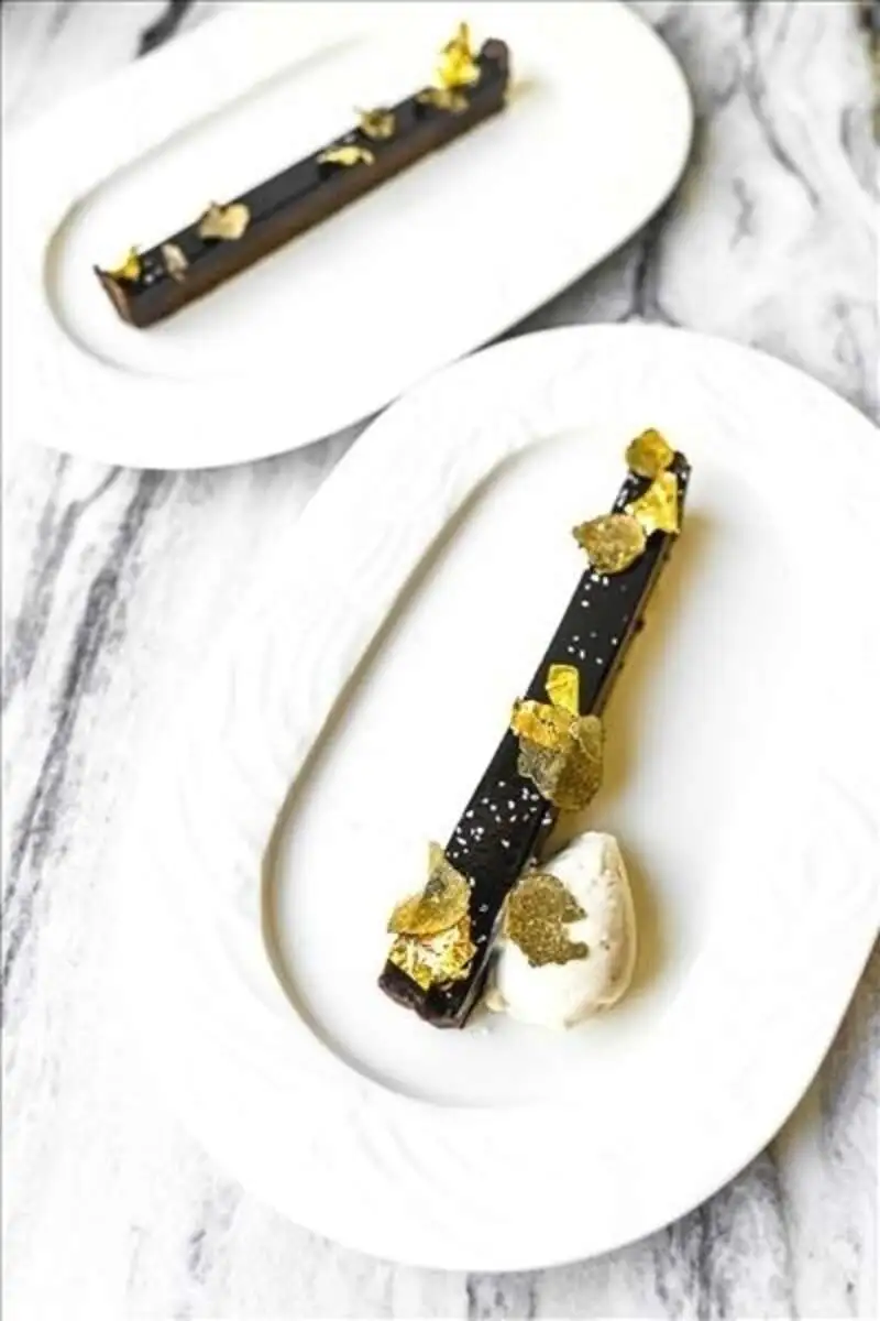 Шоколадный тарт с трюфелем, золотом и грибным мороженым