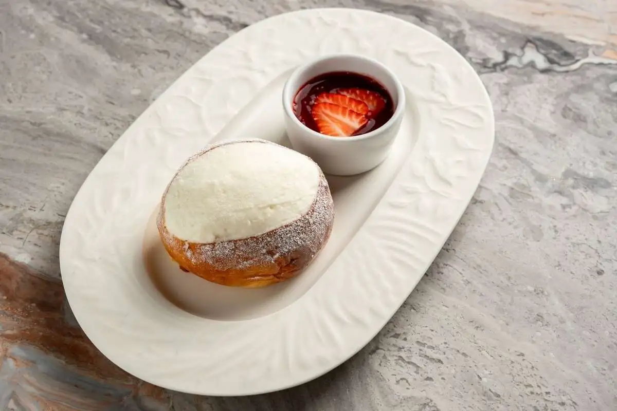 Маритоццо с кремом Шантильи и клубничным кули завтрак