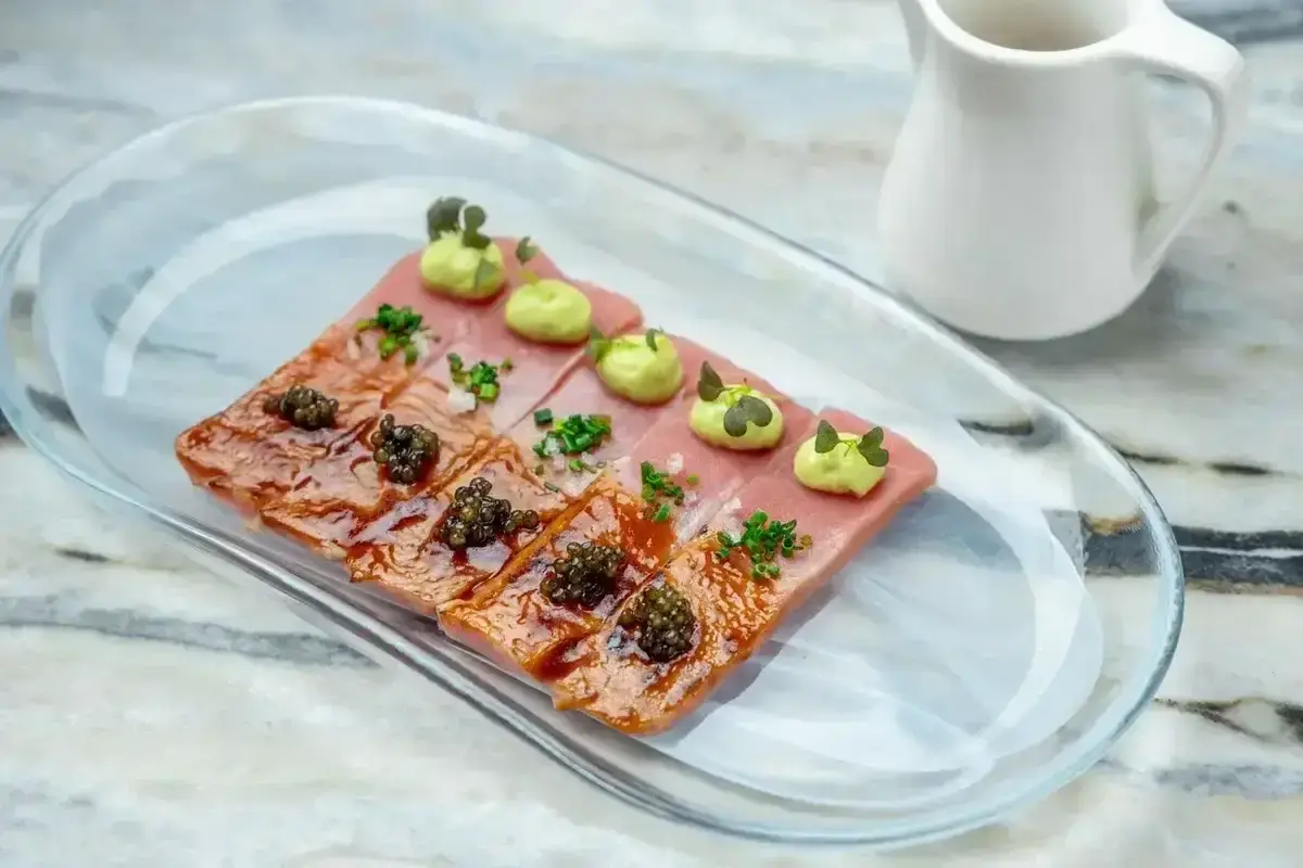 Татаки из тунца с кунжутной заправкой