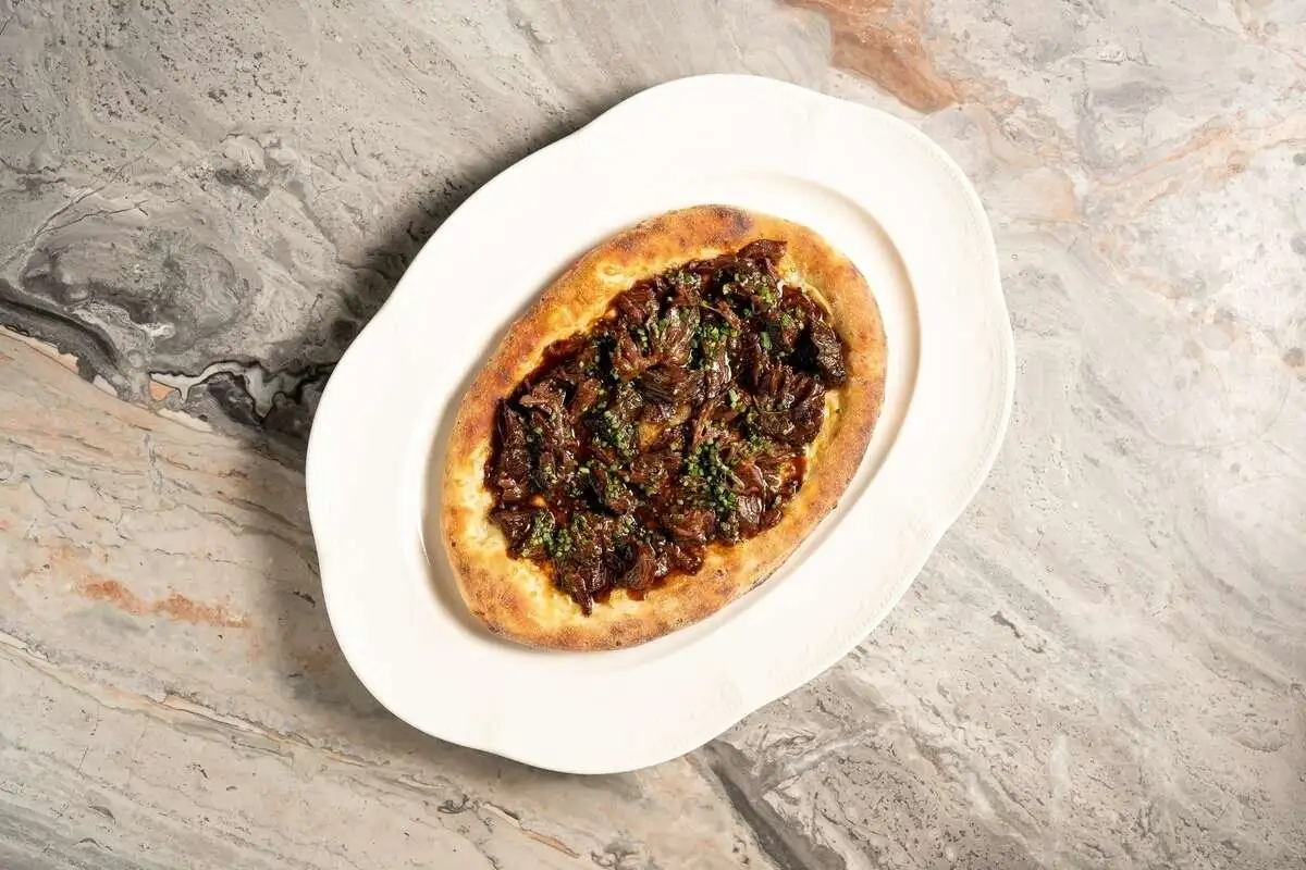 Большая лепешка с сыром и томлеными телячьми щеками 