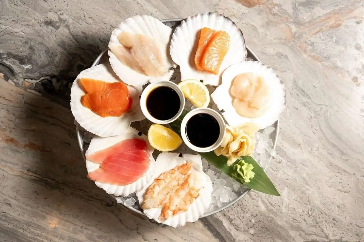 Плато сашими с тунцом, гребешком, форелью, сибасом и лангустином