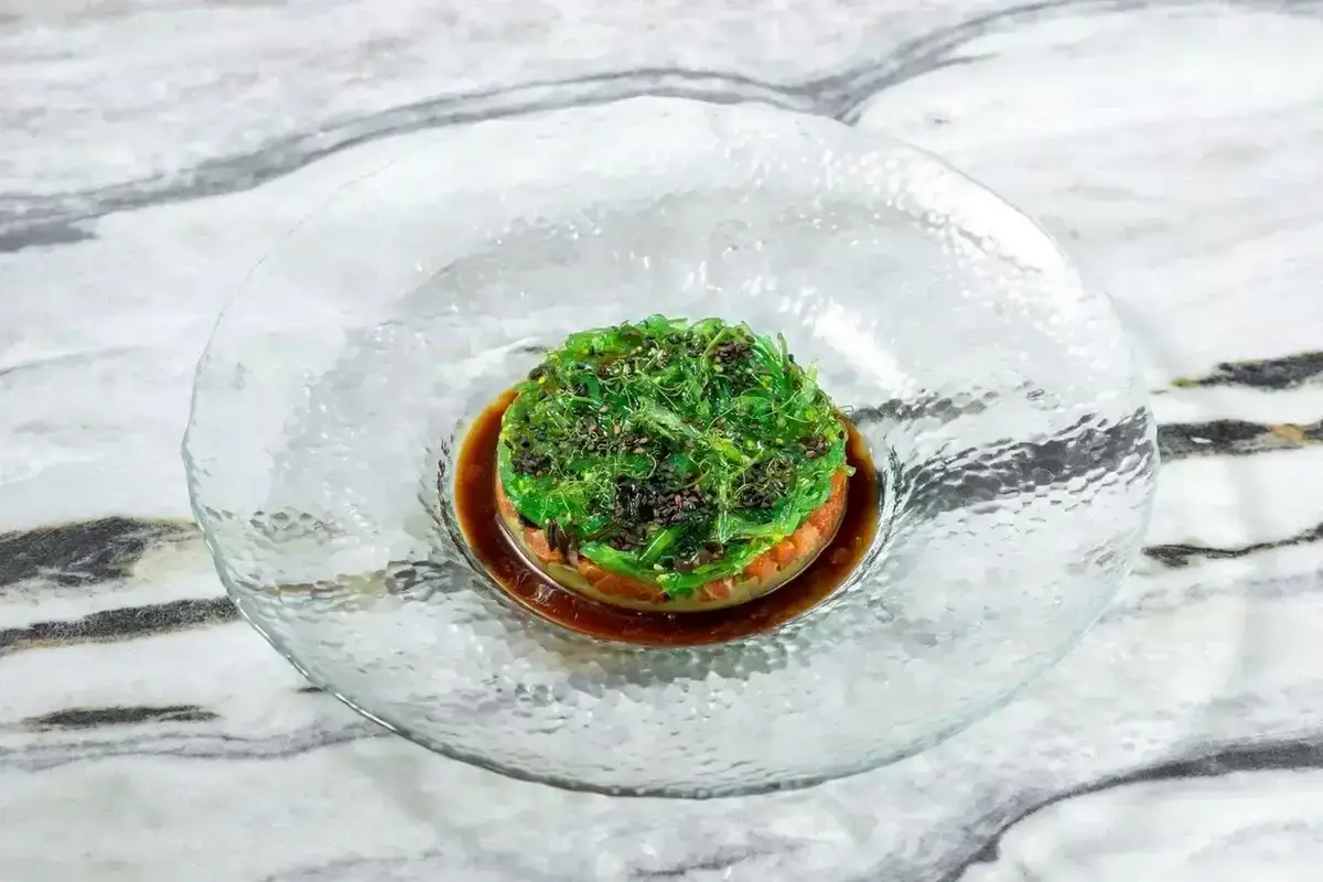 Тартар из форели с авокадо вакаме  и соусом вафу