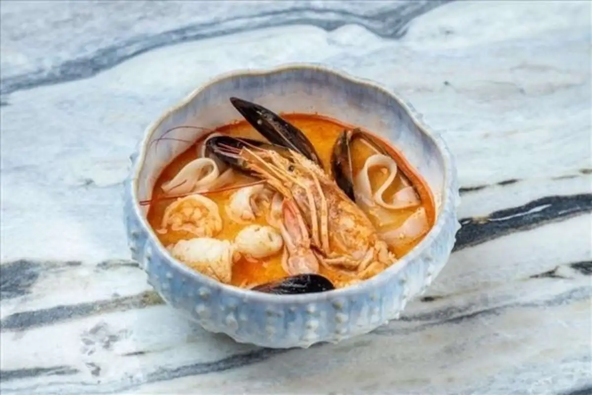 Том Ям с морпродуктами и рисовой лапшой