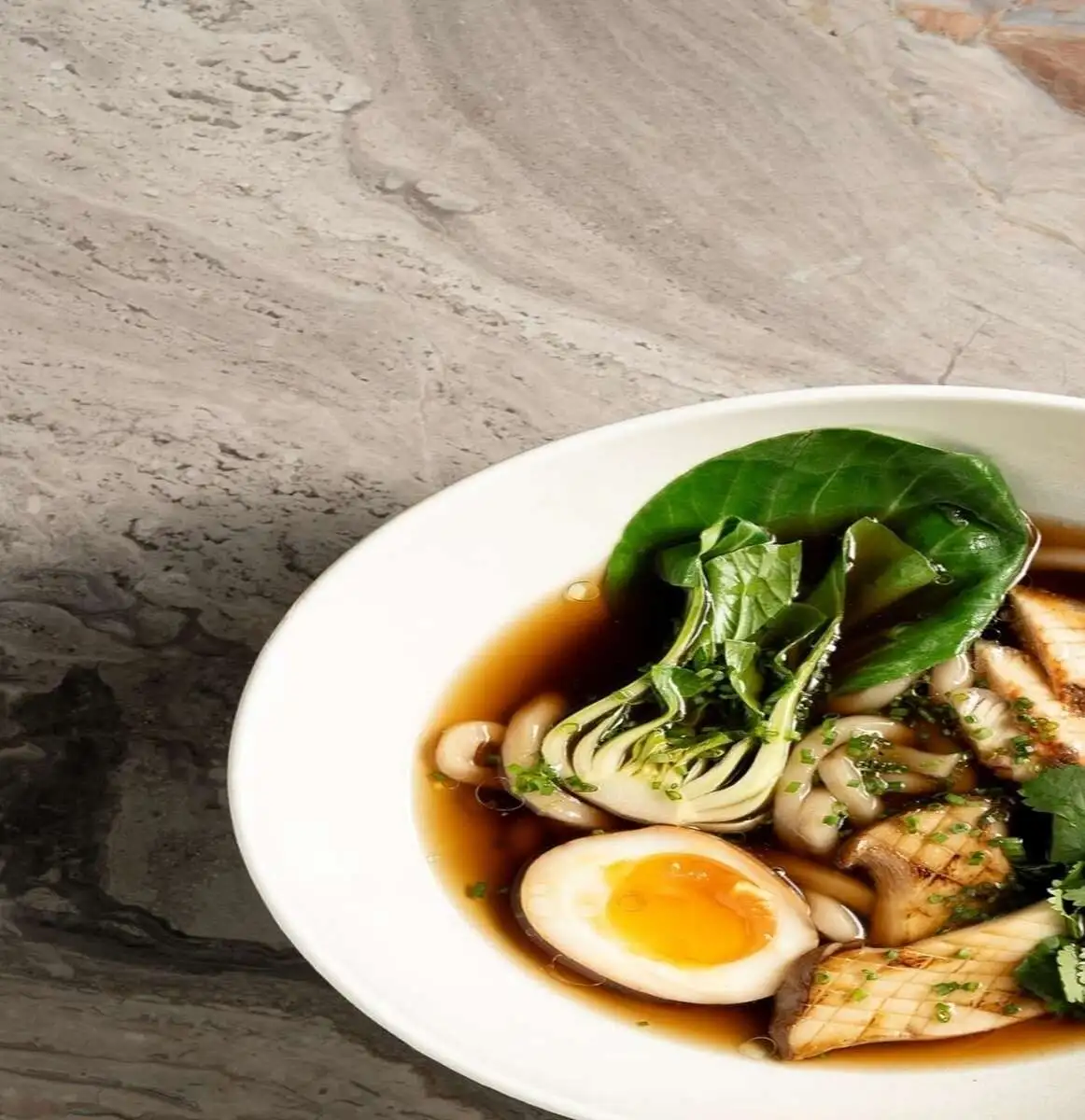 Рамен с угрем, лапшой удон и яйцом 
