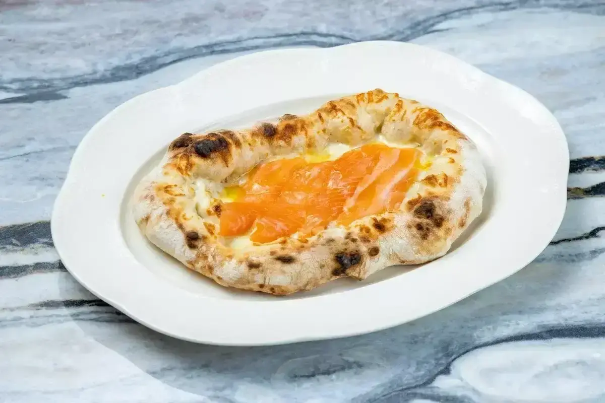 Большая лепешка на закваске с Чилийским лососем