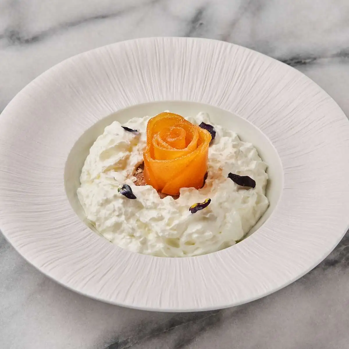 Фисташковый пирог с испанской хурмой и муссом из деревенской сметаны