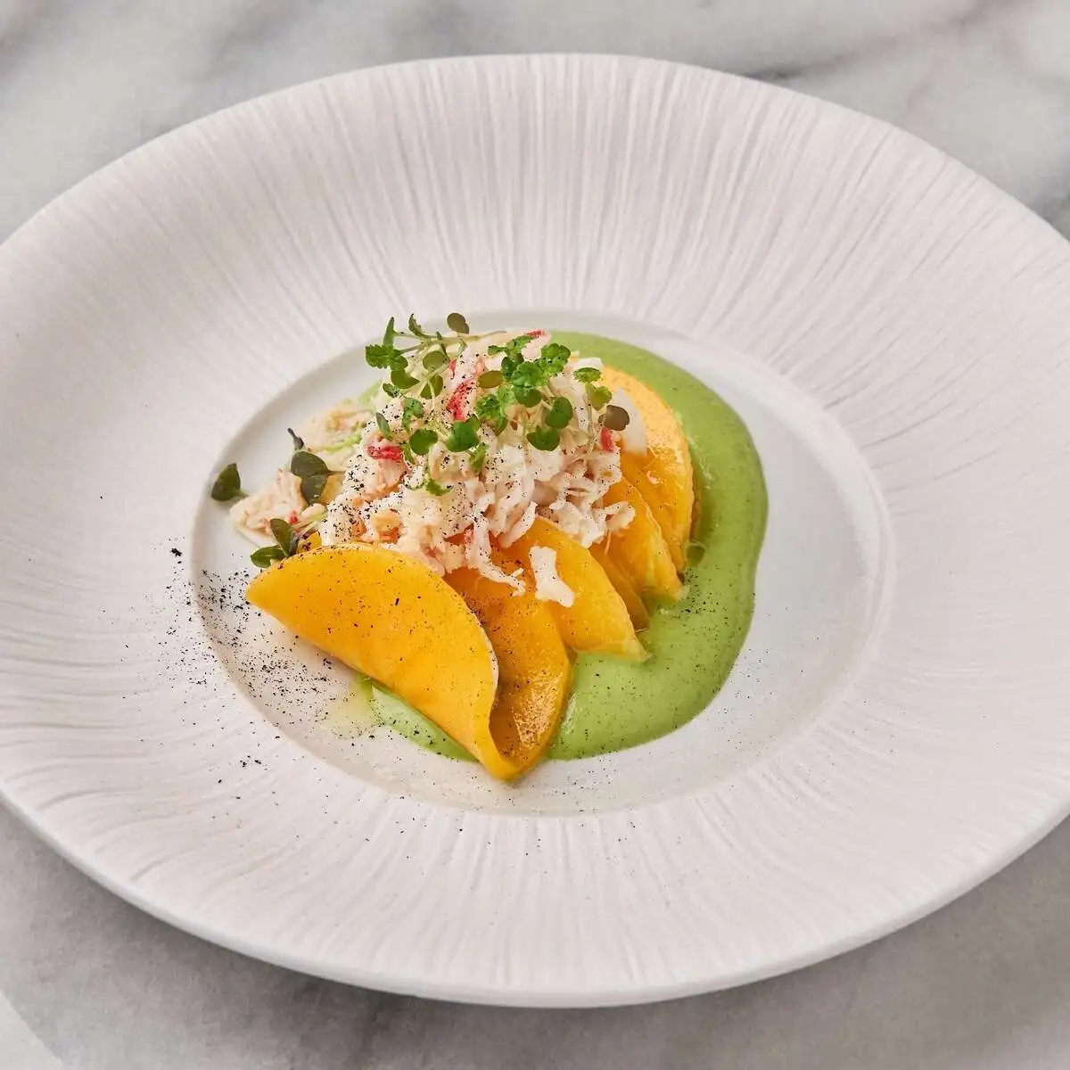 Равиоли из хурмы с муссом из 3-х сыров и камчатским крабом