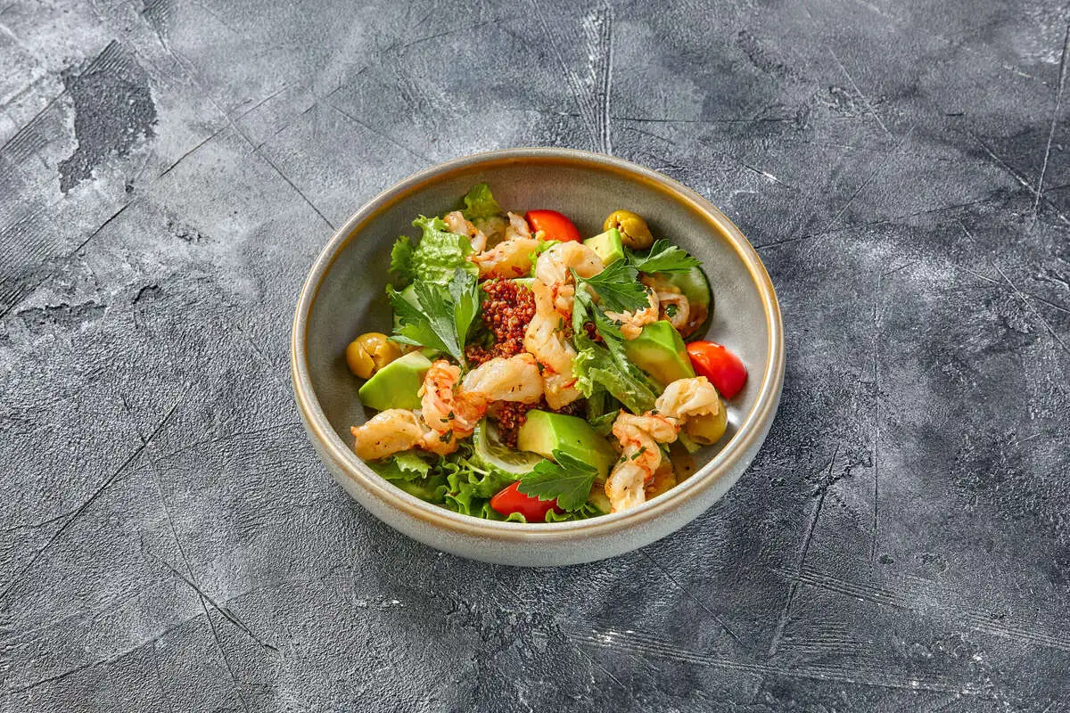 Тёплый салат с креветками