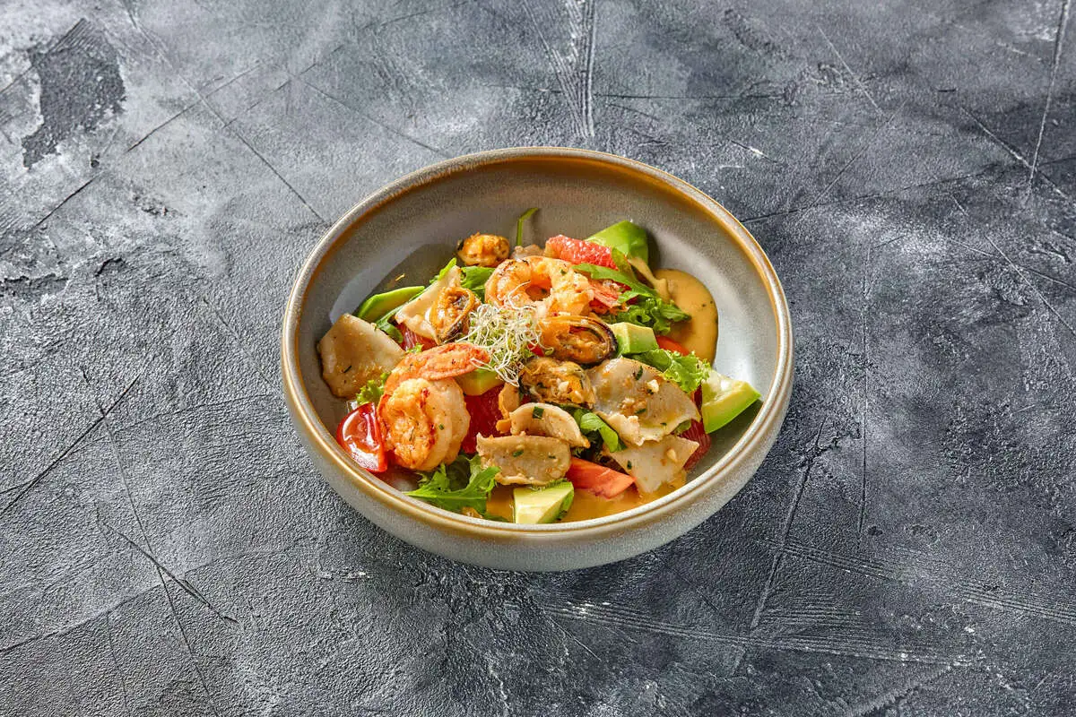 Теплый салат с морепродуктами