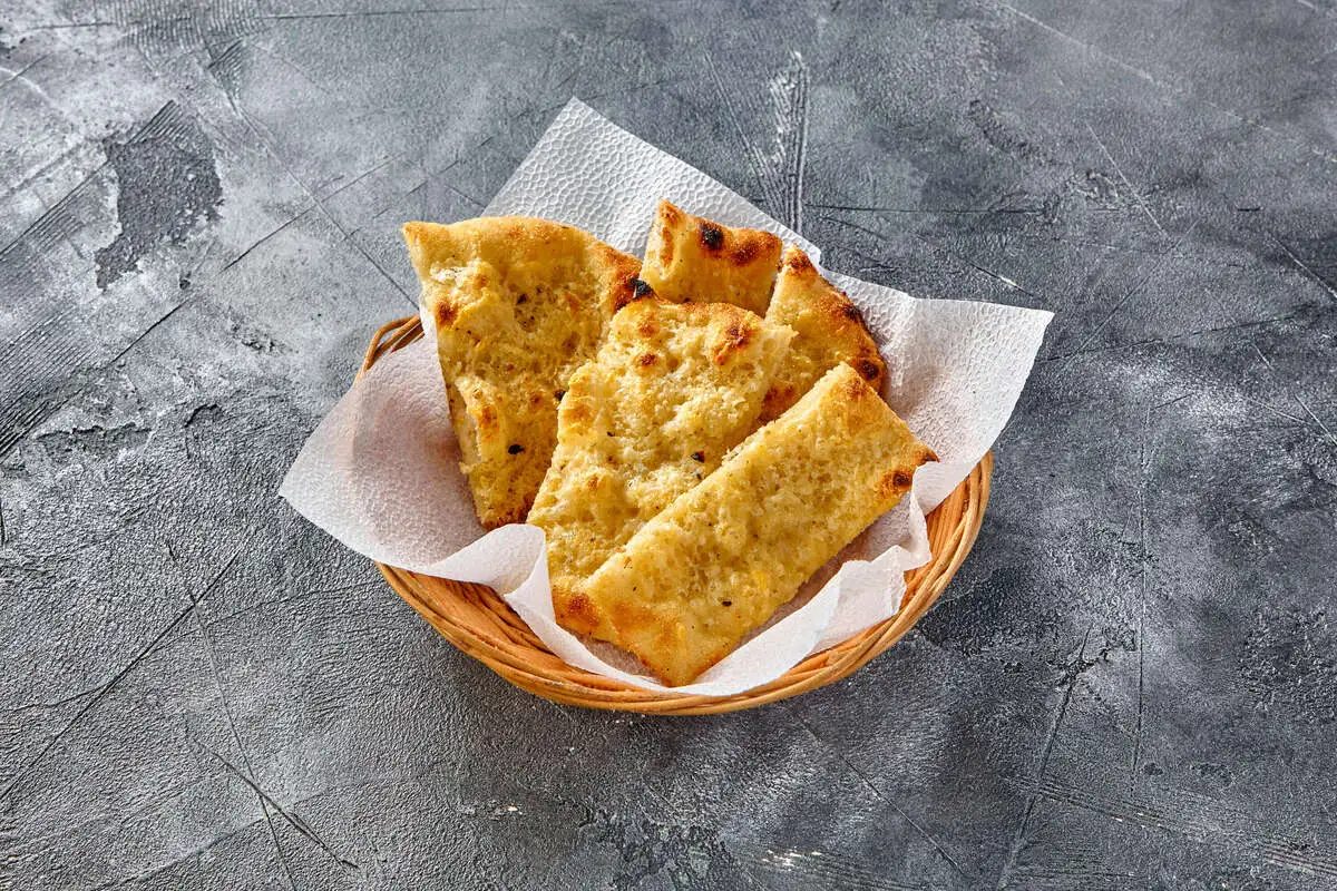 Фокачча с пармезаном и базиликом