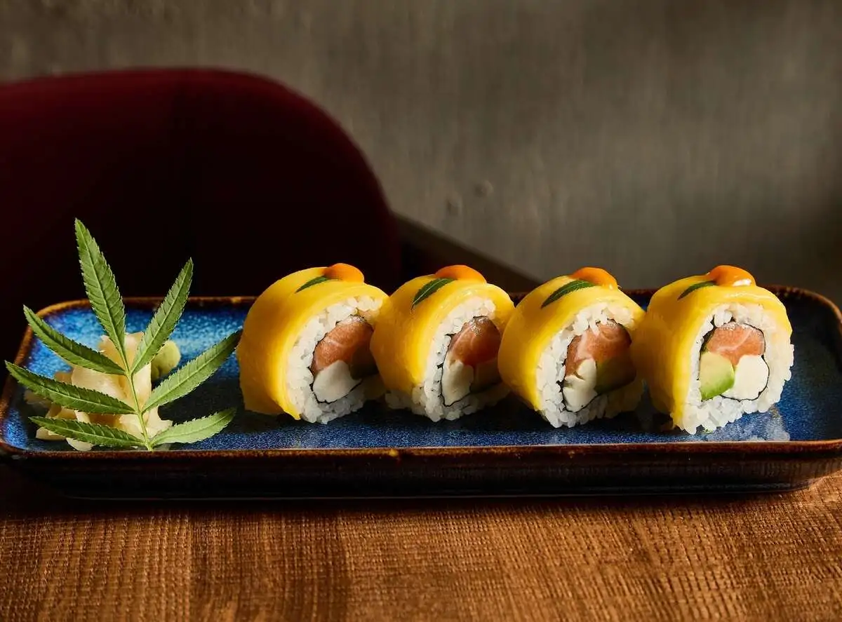 NEW Ролл с копченым лососем, манго и базиликом