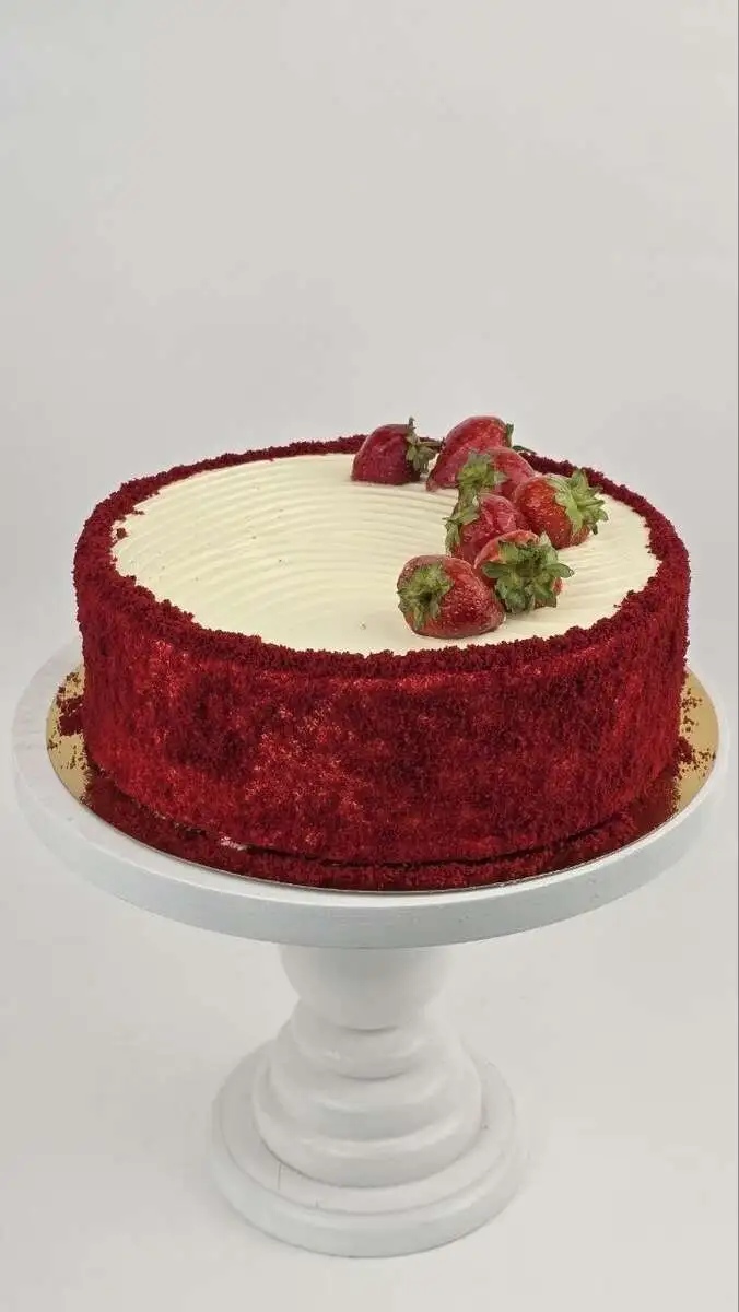 Торт Красный бархат с клубникой 1,2 кг