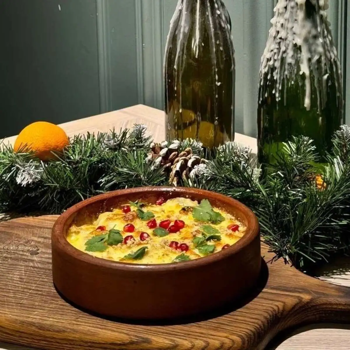 Томлёная говядина с овощами под сырной шапкой