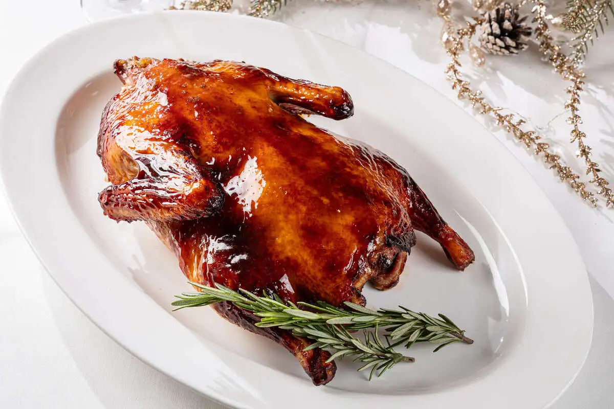 Утка, запеченная с яблоками и апельсином