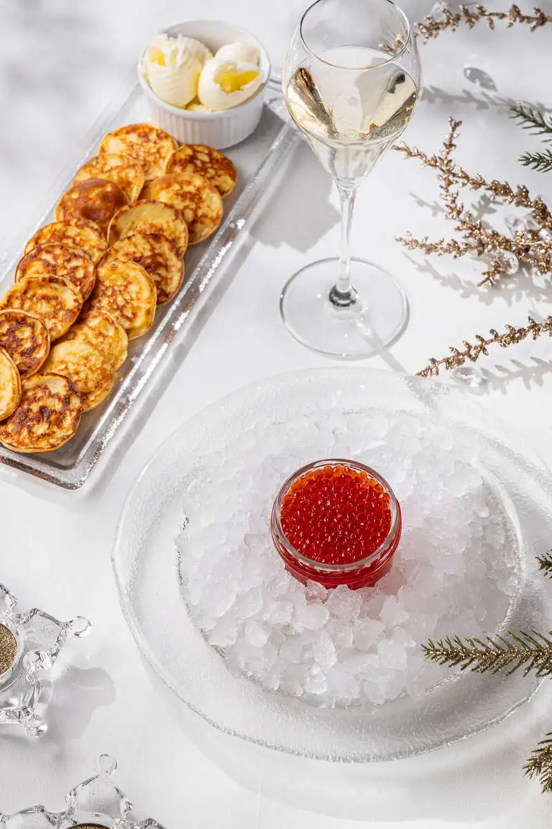 Красная икра с оладьями