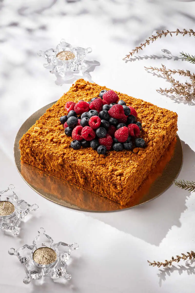 Торт «Медовик» с ягодами