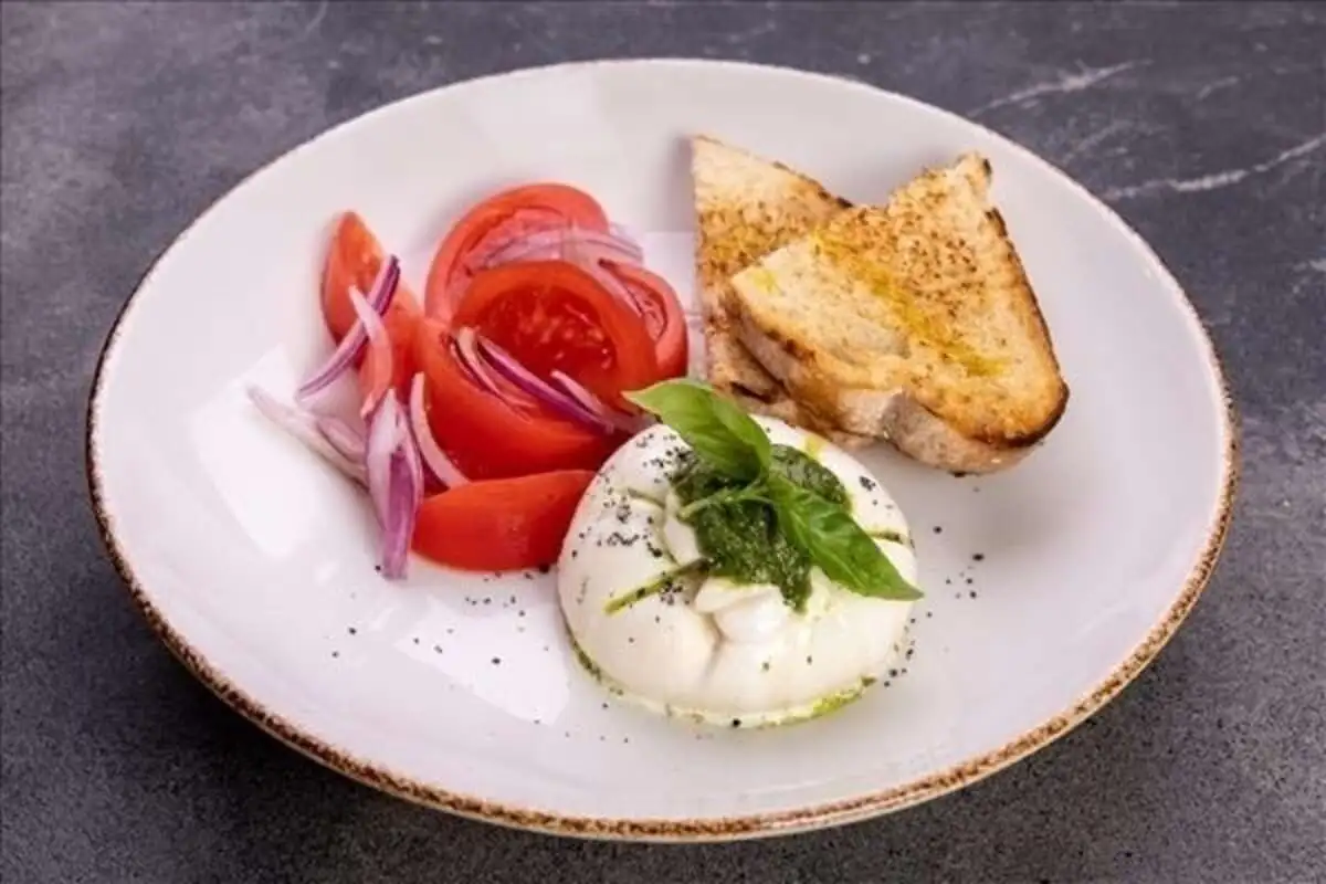 Буррата с томатами и красным луком