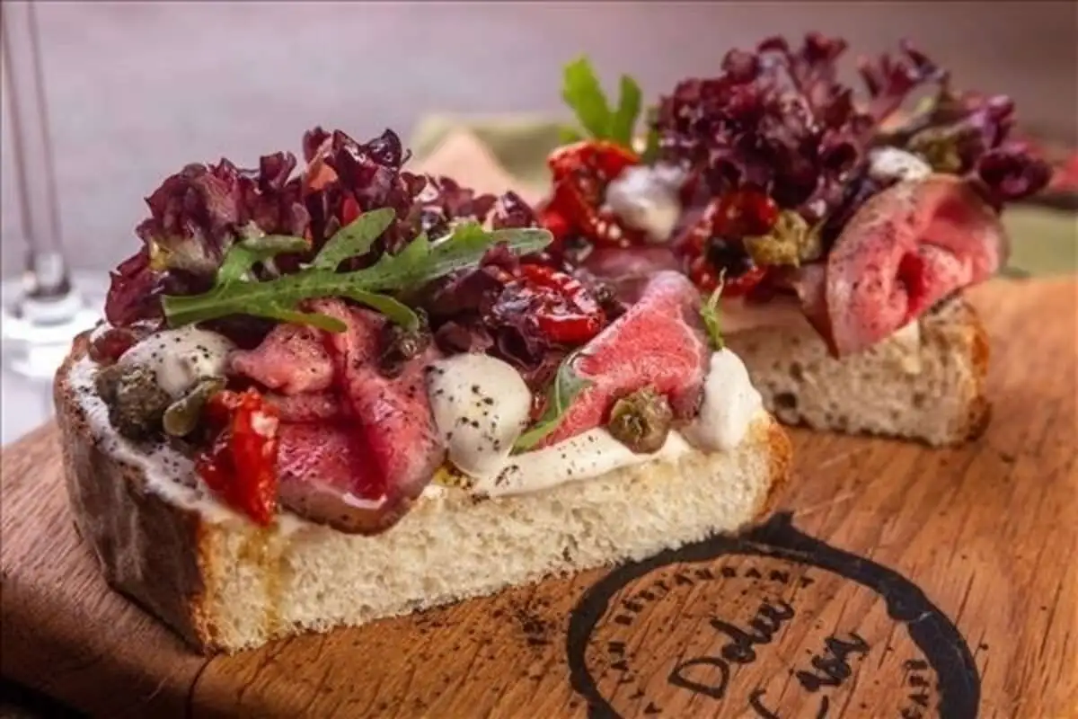 Брускетта с ростбифом и соусом "Вителло тоннато"